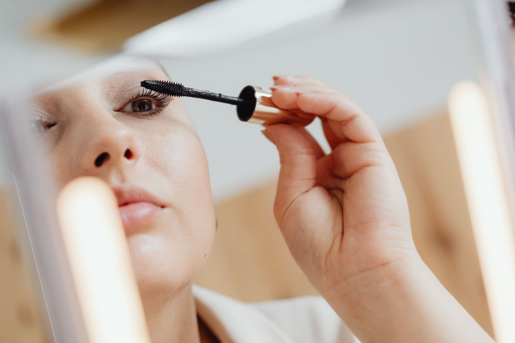Application d’un mascara devant un miroir
